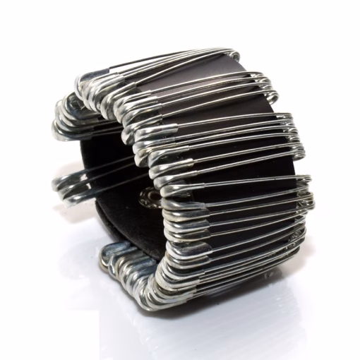 Armband van leer en klinknagels