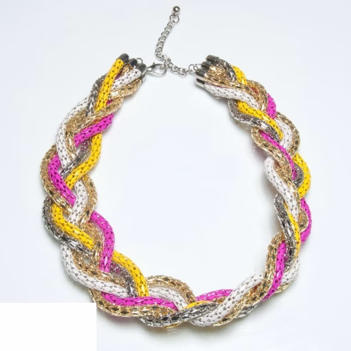 Damesketting met grote slangenketting
